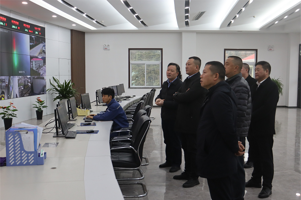 昭通市生態(tài)環(huán)境局調(diào)研組到鎮(zhèn)雄海創(chuàng)參觀指導(dǎo).png